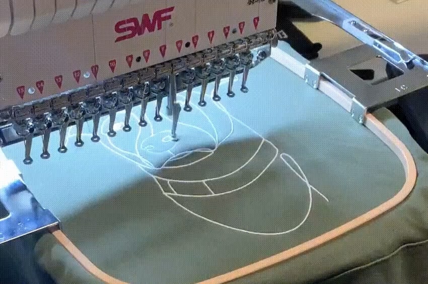 GIF-animaatio personoidusta hupparin brodeerauksesta SWF-brodeerauskoneella