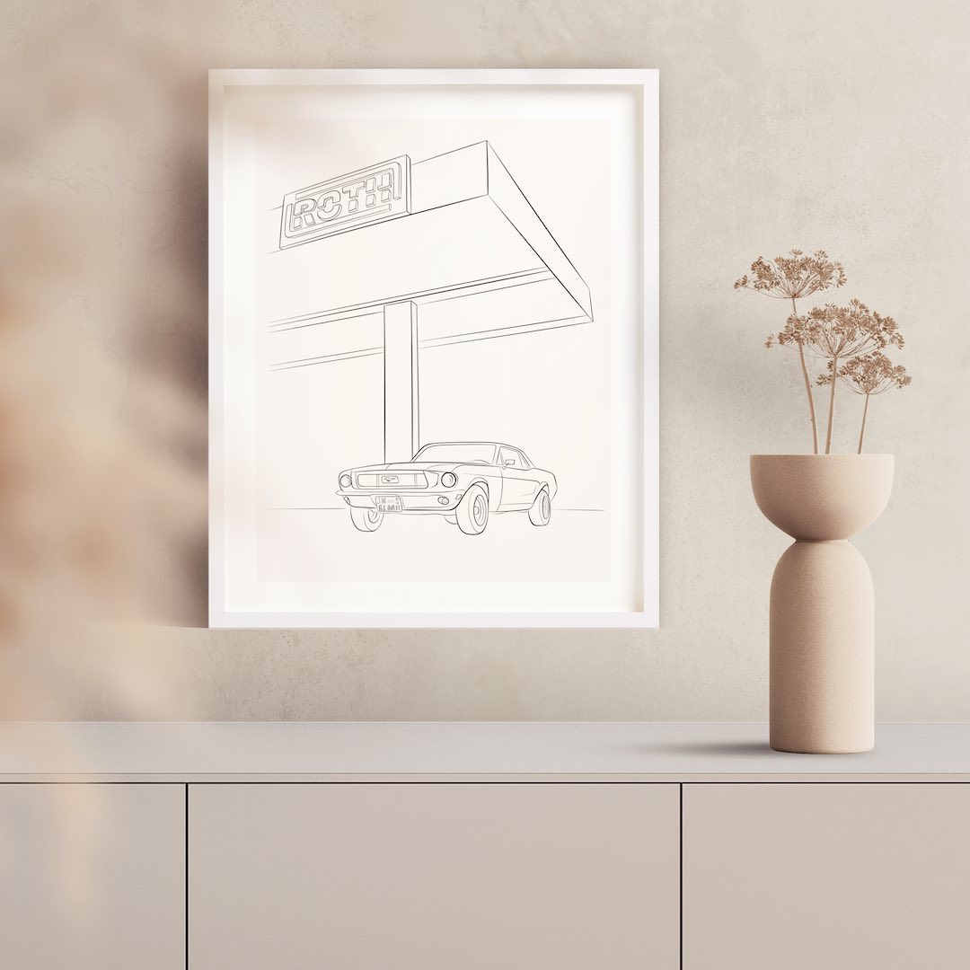 Line Art -piirros Ford Mustangista valkoisessa kehyksessä lipaston yläpuolella