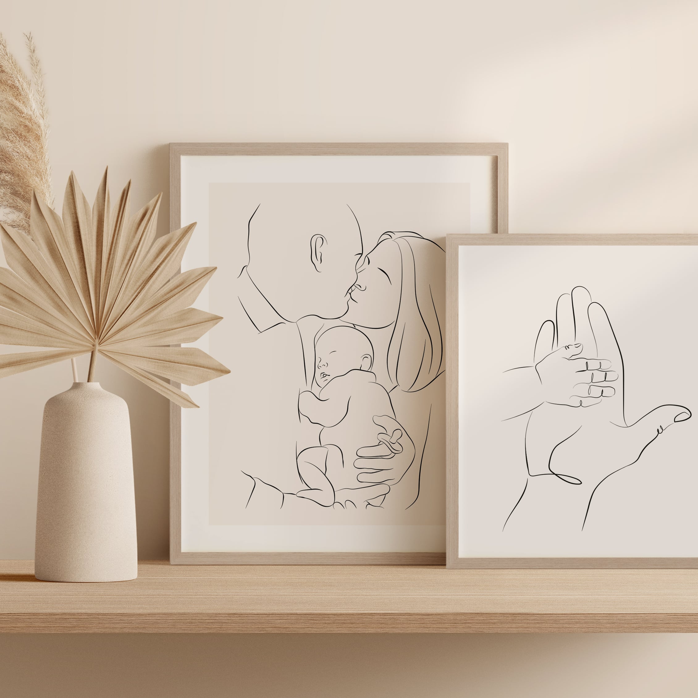 Kaksi Line Art -piirrosta yhdistettynä, pariskunta vauvan kanssa ja pieni käsi koskettamassa suurempaa kättä